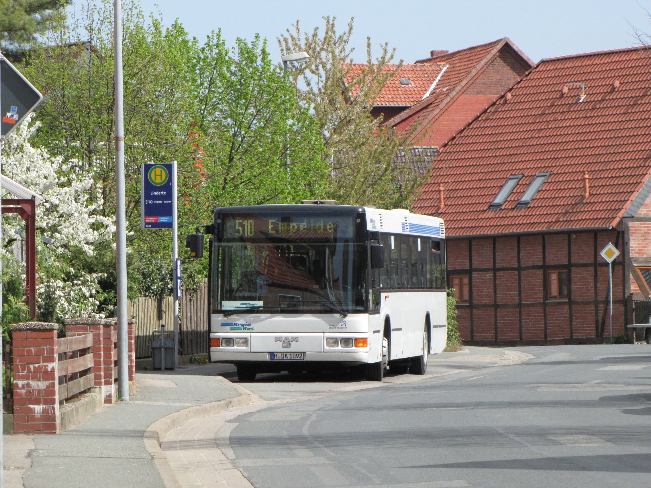 Wei&szlig;er Bus nach links fahrend der Linie 510 Richtung Empelde an einer Bushaltestelle