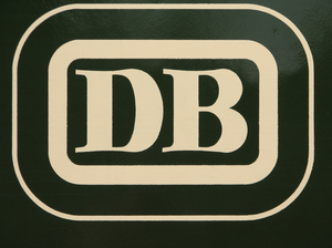 DB-Logo aus Bundesbahn-Zeit an einem Fahrzeug, beige auf dunkelgr&uuml;nem Grund